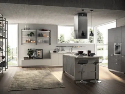 Cucina Moderna con isola Sax in decorativo Concrete Dark e Nebbia di Scavolini