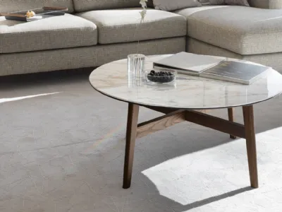 Tavolino rotondo in ceramica effetto Marmo Bianco con gambe in legno massello Abrey di Calligaris