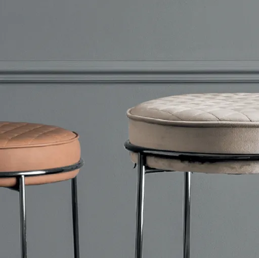 Pouf Atollo in tessuto imbottito e trapuntato con base in metallo di Calligaris