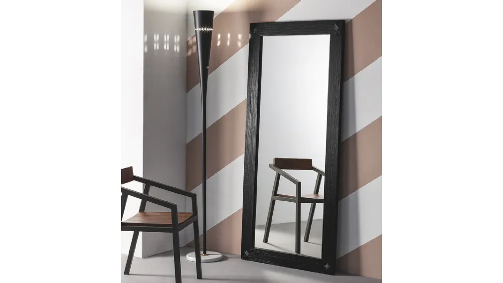 Specchio Elephant con cornice in legno massello di Rovere laccato Nero di Devina Nais