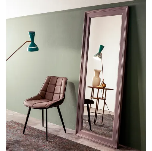 Specchio Keystone con cornice in legno laccato di Devina Nais