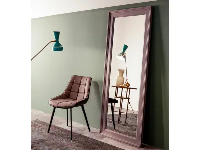 Specchio Keystone con cornice in legno laccato di Devina Nais