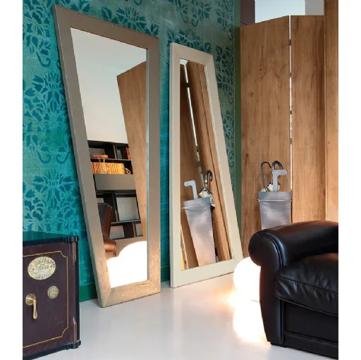 Specchio Trapezio con cornice in legno di Devina Nais