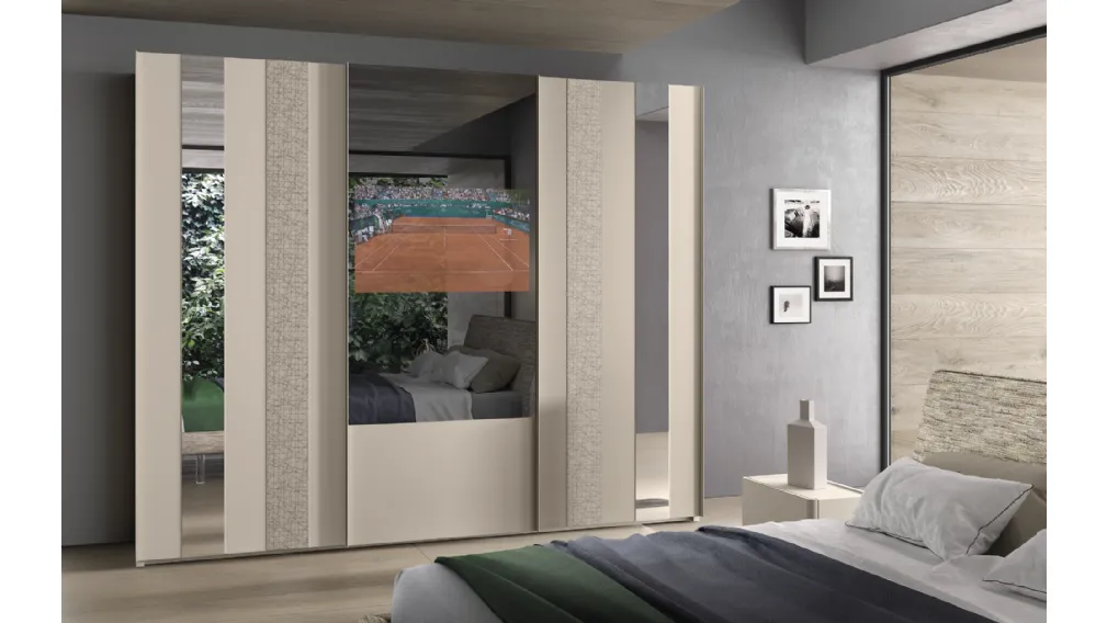 Armadio 12 con ante scorrevoli in laccato opaco, materico decor e specchio con TV di Corso 11
