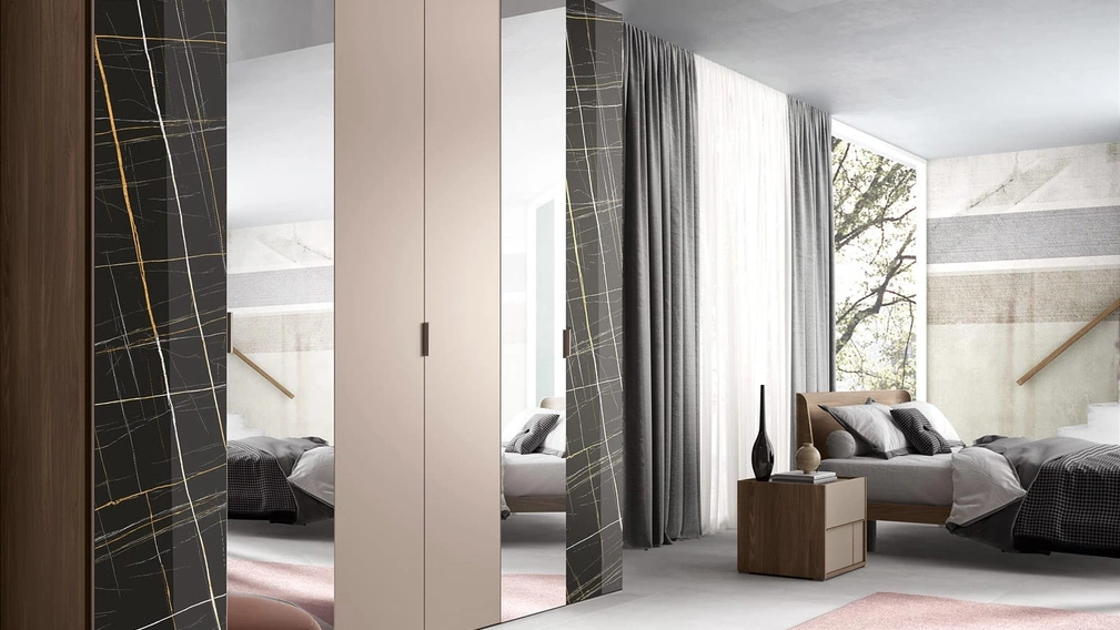 Armadio con ante scorrevoli in nobilitato e vetro Kappa di AdriaticaArmadio con ante scorrevoli in nobilitato e vetro Kappa di Adriatica