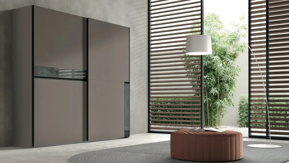 Armadio con anta scorrevole e inserto in vetro Margo di Artigianmobili