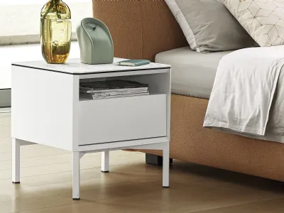 Comodino York in laccato Bianco opaco con piedini in metallo di Calligaris