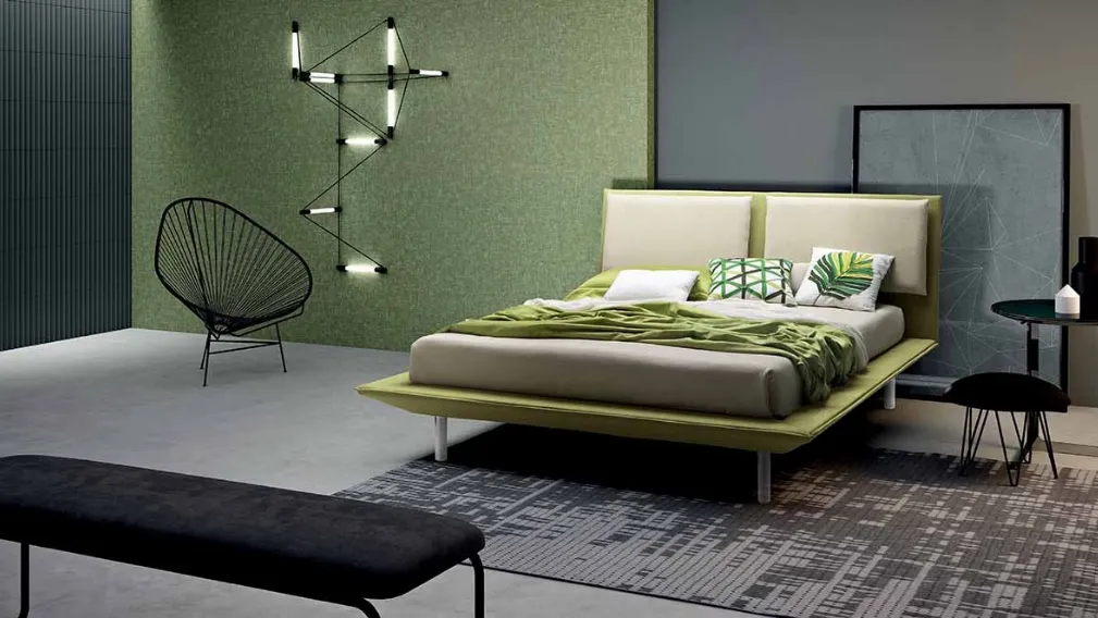 Letto dalla linea minimalista in tessuto verde Ara di Cosmo Letti