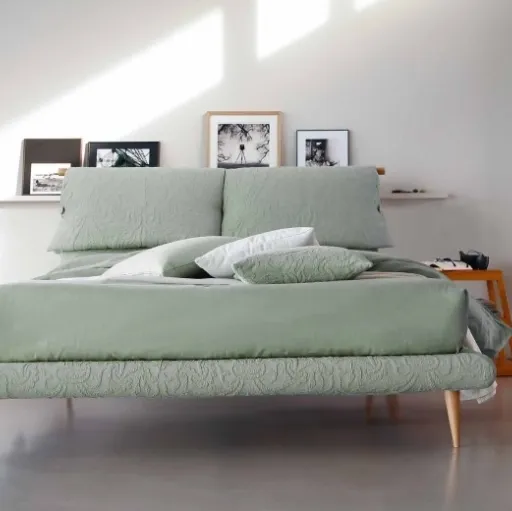 Letto in tessuto con testiera imbottita e piedini in legno Fly di Bontempi Letti Design