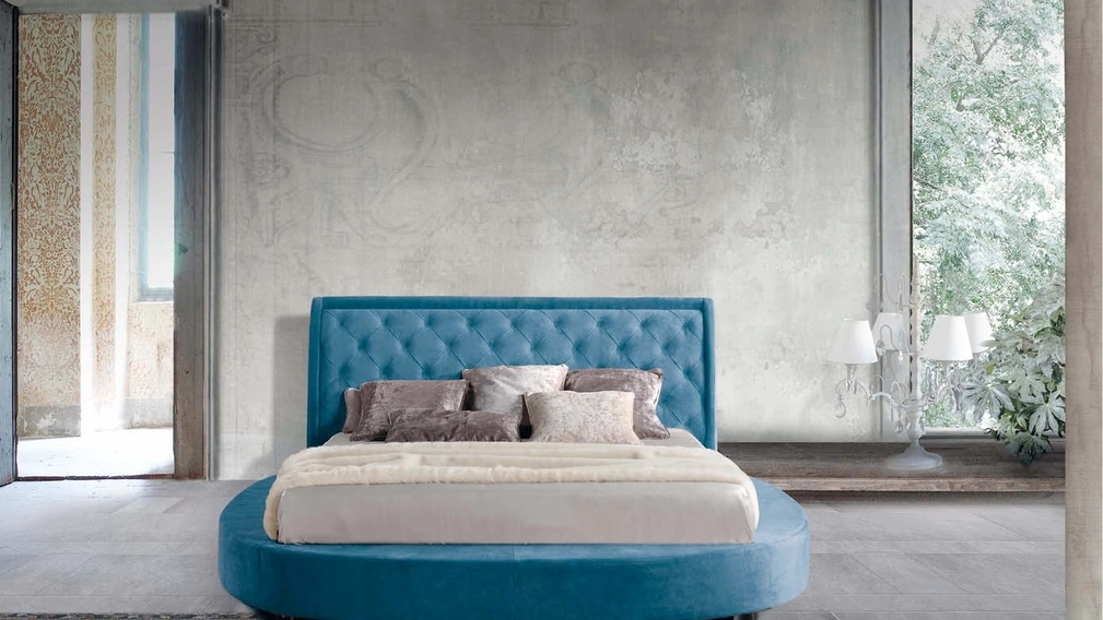 Letto tondo in tessuto con testiera trapuntata in lavorazione capitonné Charme di Lettissimi