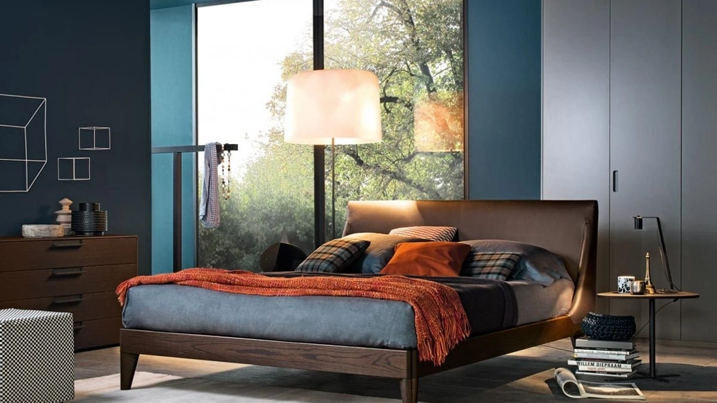 Letto Clark in legno con testiera rivestita in pelle di Giellesse