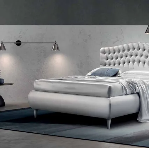 Letto in pelle argentata imbottito con testiera trapuntata in lavorazione capitonnè Auriga di Cosmo Letti