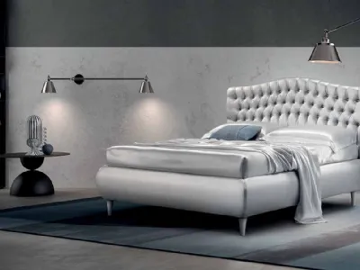 Letto in pelle argentata imbottito con testiera trapuntata in lavorazione capitonnè Auriga di Cosmo Letti