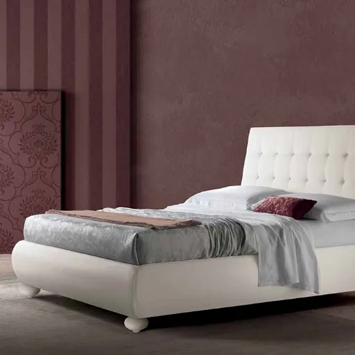 Letto classico in pelle con testiera capitonnè Delfino di Cosmo Letti