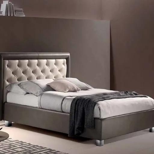 Letto in pelle con testiera bicolore lavorazione capitonnè con cornice liscia Regolo di Cosmo Letti