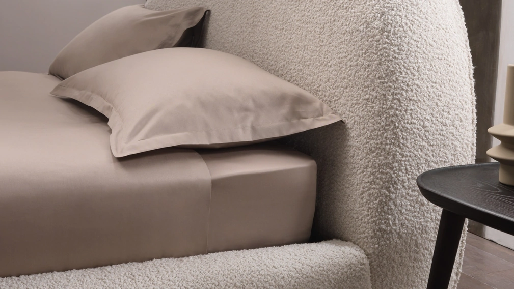 Letto con in tessuto con testiera Designer Curvy di Altrenotti