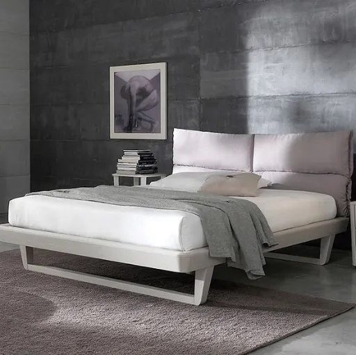 Letto Just in legno con testiera in tessuto imbottito di Fasolin