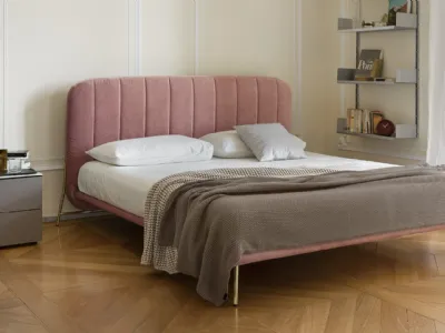 Letto imbottito in microfibra con testiera dalle cuciture verticali Le Marais di Calligaris