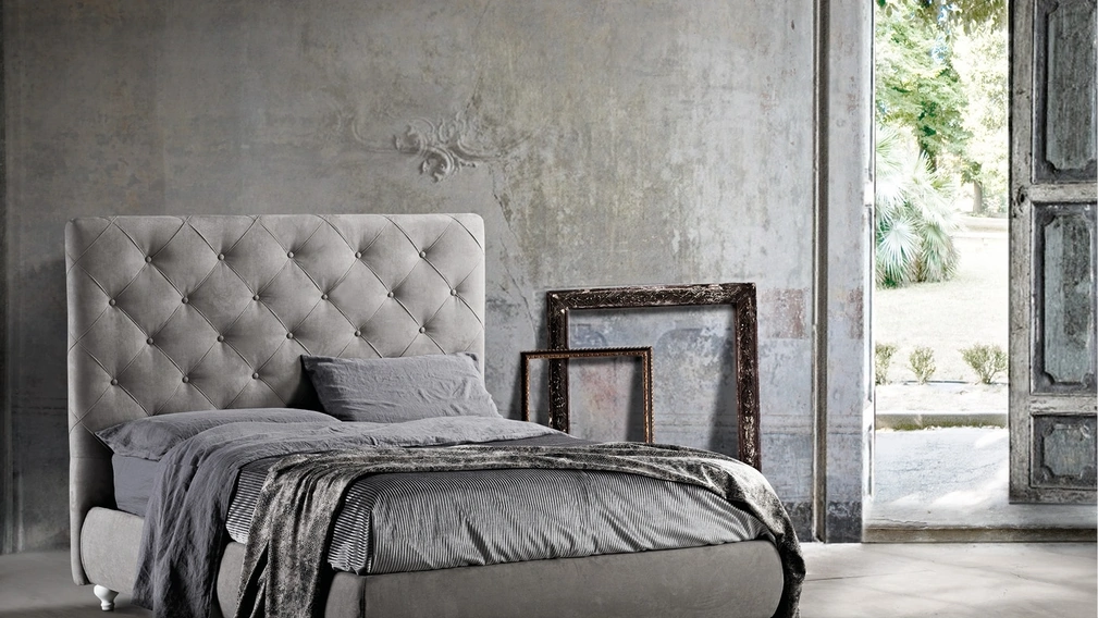 Letto classico in tessuto con testiera imbottita e trapuntata Anastasia di Lettissimi