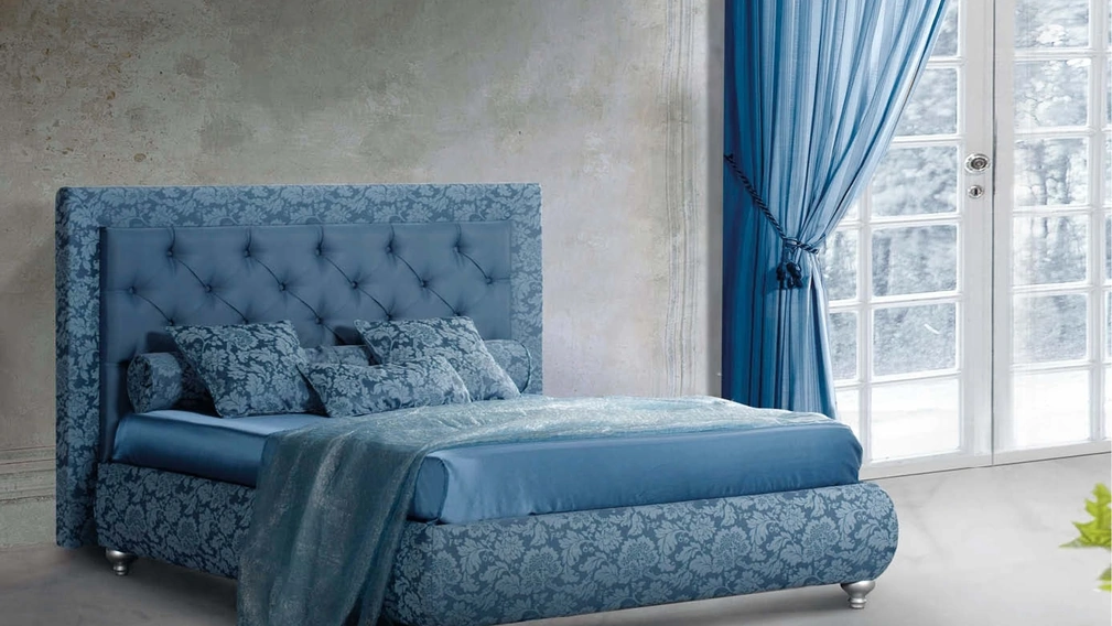Letto in tessuto damascato con testiera in tessuto trapuntato Immagine di Lettissimi
