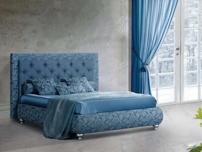 Letto in tessuto damascato con testiera in tessuto trapuntato Immagine di Lettissimi