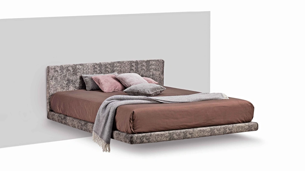 Letto Magia in tessuto con testiera, sostenuto da un unico piede, offre una sensazione di leggerezza di Lettissimi