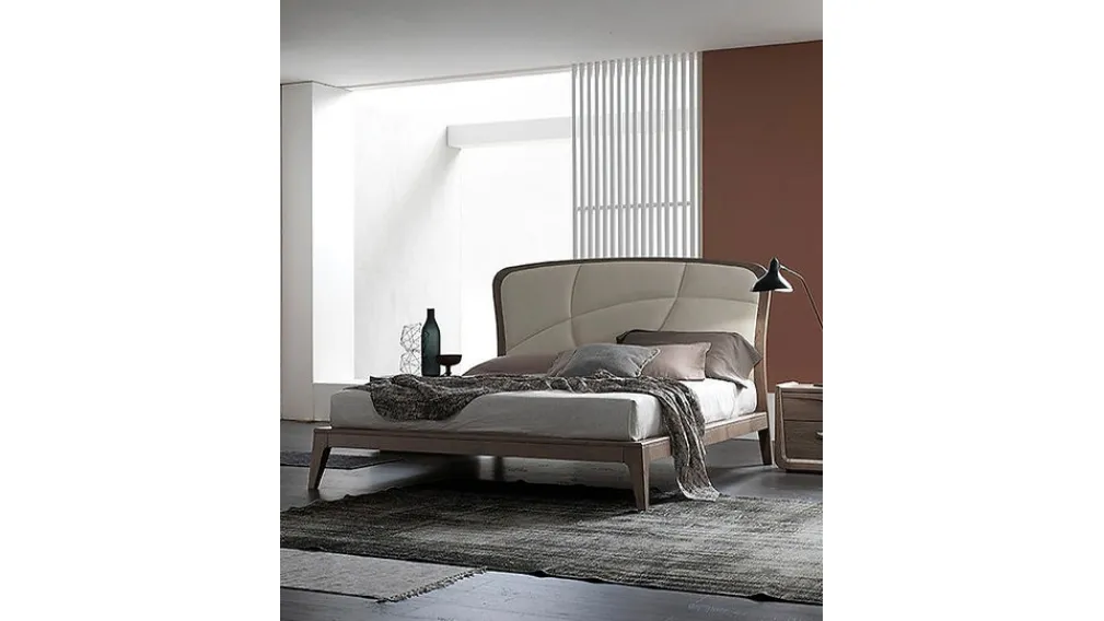 Letto matrimoniale in legno con testiera in pelle Plus di Fasolin