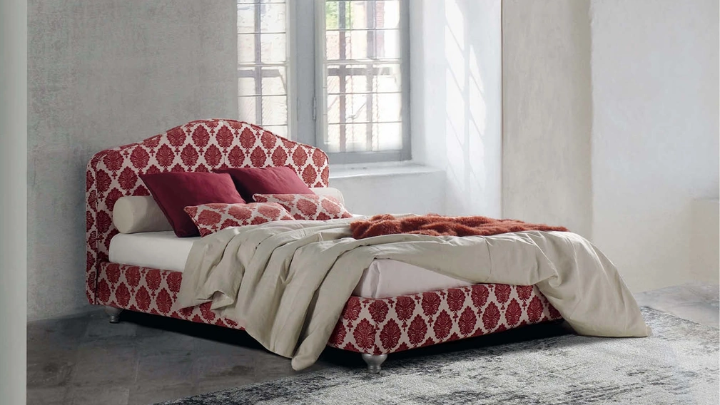 Letto matrimoniale con contenitore, in tessuto con testiera sagomata Romantico di Lettissimi