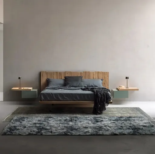 Letto in massello di Rovere con testiera sospesa Urban Ranch Slim di Devina Nais