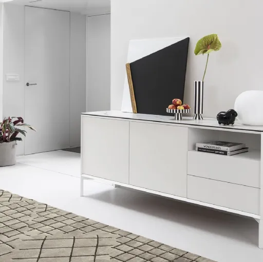 Madia in laccato bianco con piedini in metallo verniciato York di Calligaris