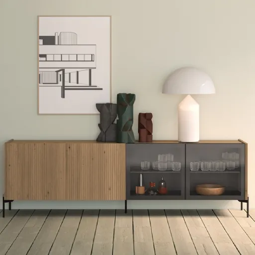 Madia Zero22 in legno cannettato di Rovere massello con due ante in vetro di Devina Nais