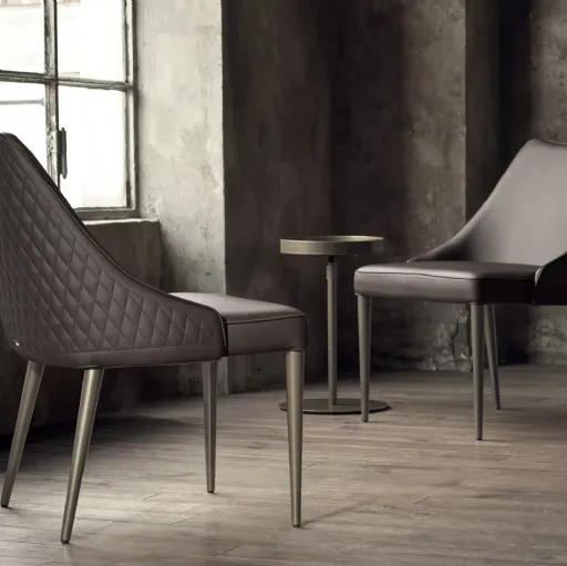 Poltroncina Clara in ecopelle con base in acciaio laccato di Bontempi
