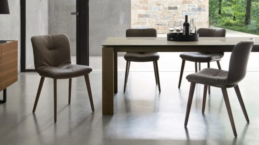 Sedia con imbottitura comfort e gambe in legno Annie di Calligaris