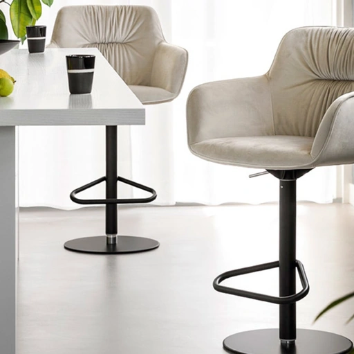 Sgabello Cocoon in pelle imbottita di Calligaris