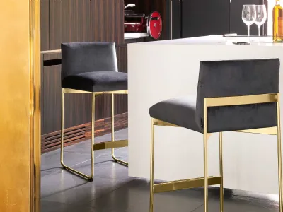 Sgabello in microfibra con base in finitura ottone lucido Gala di Calligaris