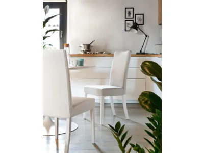 Sedia in ecopelle con struttura in faggio laccato bianco Copenaghen di Connubia