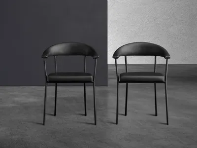 Sedia Director in ecopelle nera con struttura in tubolare metallico industrial di Devina Nais