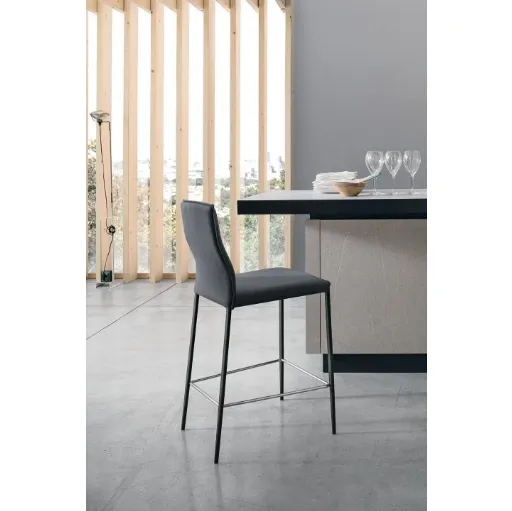 Sgabello Diva in tessuto con struttura in metallo antracite di Sedit
