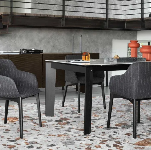 Sedia Elle in tessuto con gambe in legno massello di Calligaris