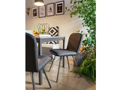 Sedia in ecopelle imbottita con struttura in metallo grigio opaco Emma di Connubia