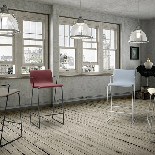 Sgabello Fluid C rivestito in tessuto o ecopelle con struttura in metallo di Zamagna