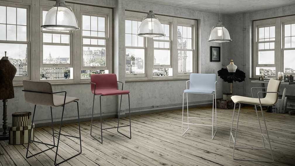 Sgabello Fluid C rivestito in tessuto o ecopelle con struttura in metallo di Zamagna