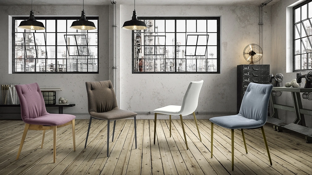 Sedia Grace A in tessuto imbottito con struttura in metallo verniciato o legno di frassino di Zamagna