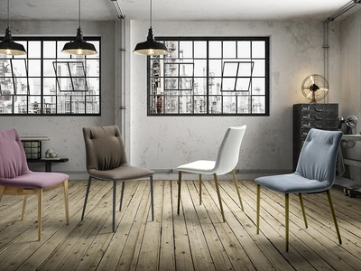 Sedia Grace A in tessuto imbottito con struttura in metallo verniciato o legno di frassino di Zamagna