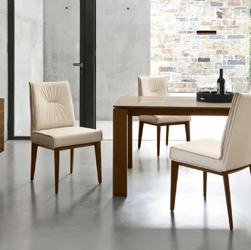 Sedia imbottita in pelle con struttura in legno massello Romy di Calligaris