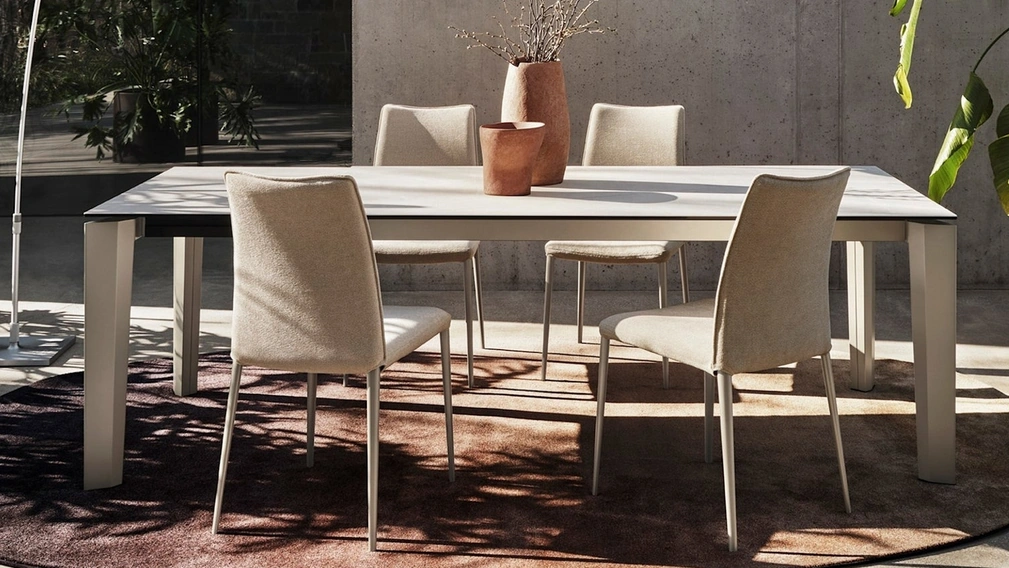 Tavolo Delta in ceramica di Calligaris