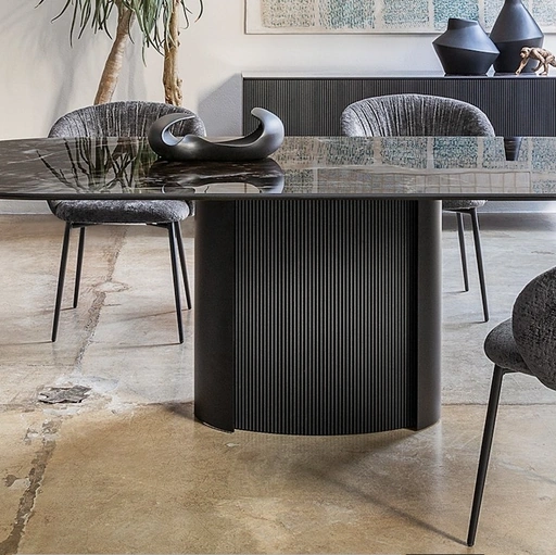 Tavolo Yoroi in ceramica di Calligaris