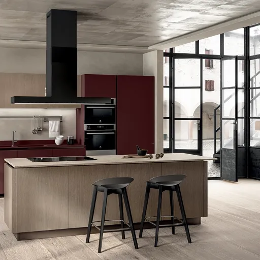 Cucina Moderna Liberamente Rosso Jaipur e Rovere Dune di Scavolini