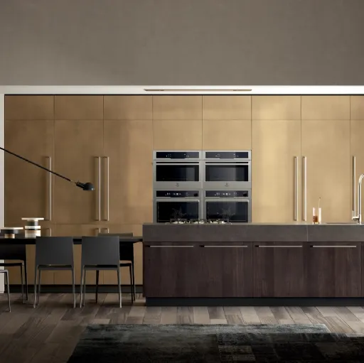 Cucina Moderna Mood in Noce Saxony e laccato Stained Brass di Scavolini