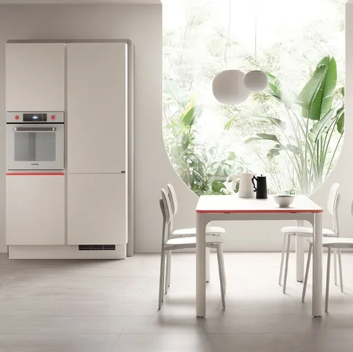 Cucina Moderna Dandy Plus Bianco puro e maniglia Rosso Corallo di Scavolini